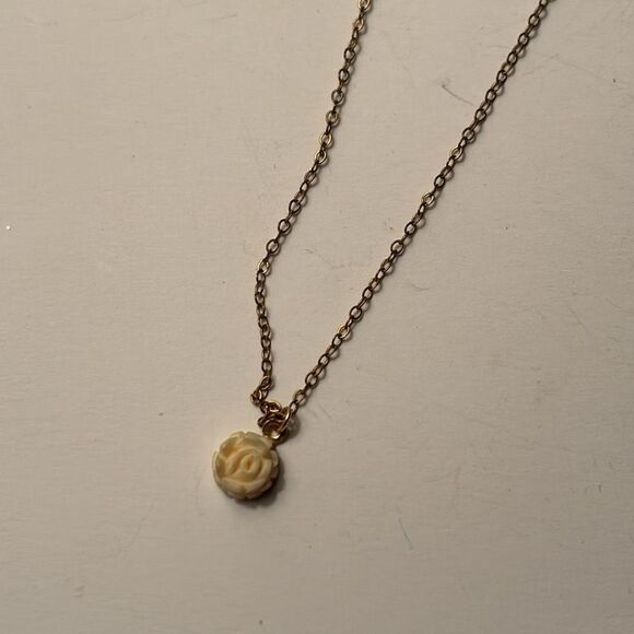 Vintage dainty cream white gold tone rose “D” initial monogram clasp necklace - Picture 2 of 4